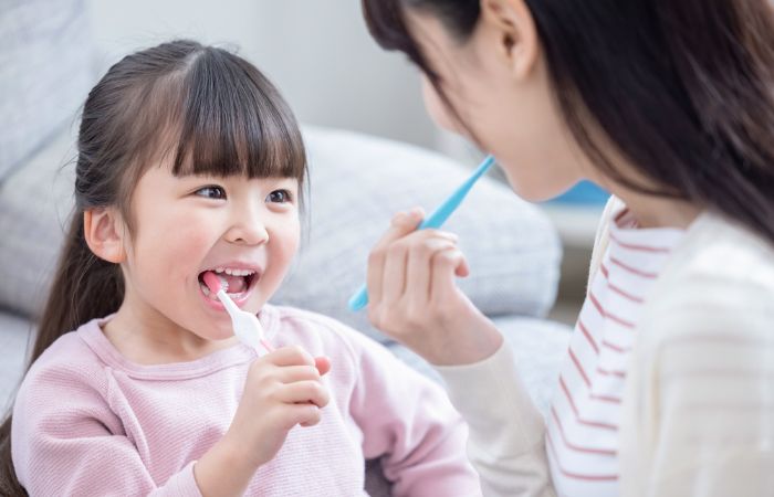 お子さんの仕上げ磨きは保護者の方が行いましょう